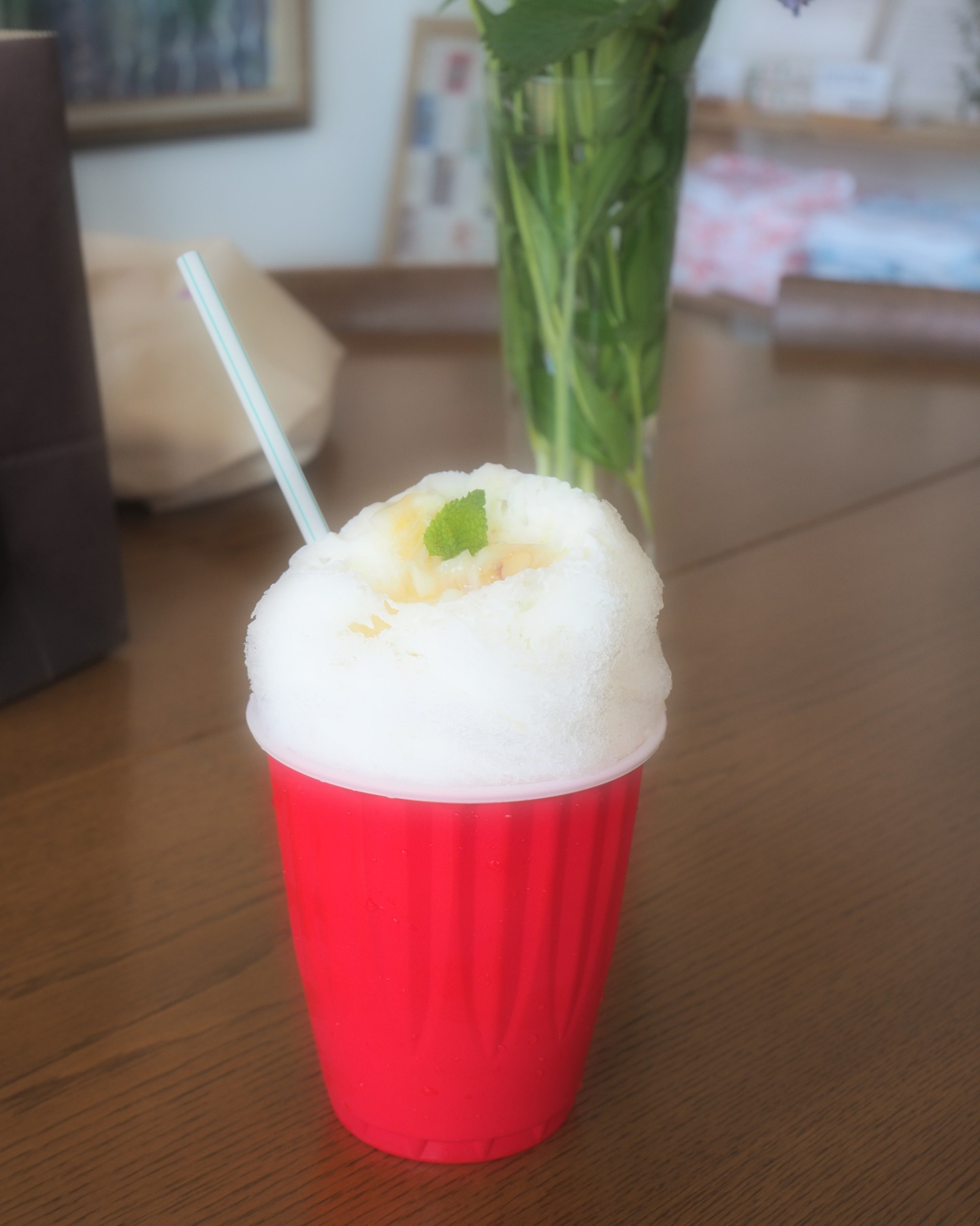 「Kamomeよ、遅くなってごめんね♪」

銭函のかき氷のお店Kamome（カモメ）。

カモメのかき氷を食べたら夏が来る！と言うのが毎年思っていたのに、今年は夏に追い越されてしまいました。

「何食べたらいいと思う？」
「レモン、もうなくなっちゃるかも〜」という一言で、人任せなセレクトで、レモン味に決めました。そして練乳をプラス。

時々口に入る生のレモンがたまらない。そして酸っぱくなった口を練乳がやさしくマイルドにしてくれる。

今年の営業は8月中旬〜20日頃までとのことです。あと何回行けるかな？

この暑さで、かき氷がいっそう美味しく感じられます。

#銭函Kamome
#かき氷
#Kamome
#カモメ
#銭函
#小樽
#銭函カフェ
#小樽人 
#msugimoto