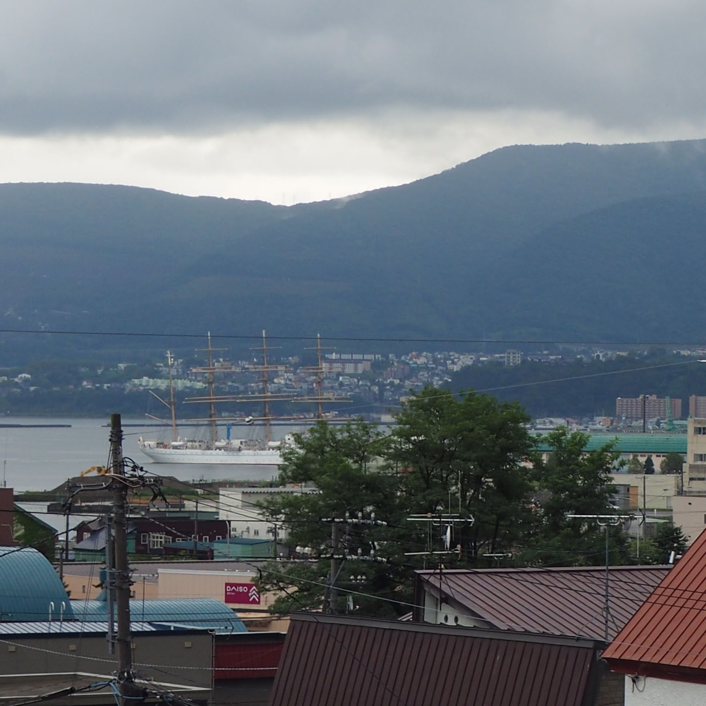 海の貴婦人 海王丸、ようこそ小樽へ！

まずはいつもの自宅2階から。

夜中から朝にかけ、雨音と雷鳴で何度も目が覚め、その度に今日入港する船のことを想像してドキドキしていました。

もちろん、海王丸、飛鳥Ⅲだけのことではありませんが。

美しい姿を見てホッとしました。

#海王丸
#小樽港
#小樽
#ようこそ小樽へ
#小樽人
#msugimoto