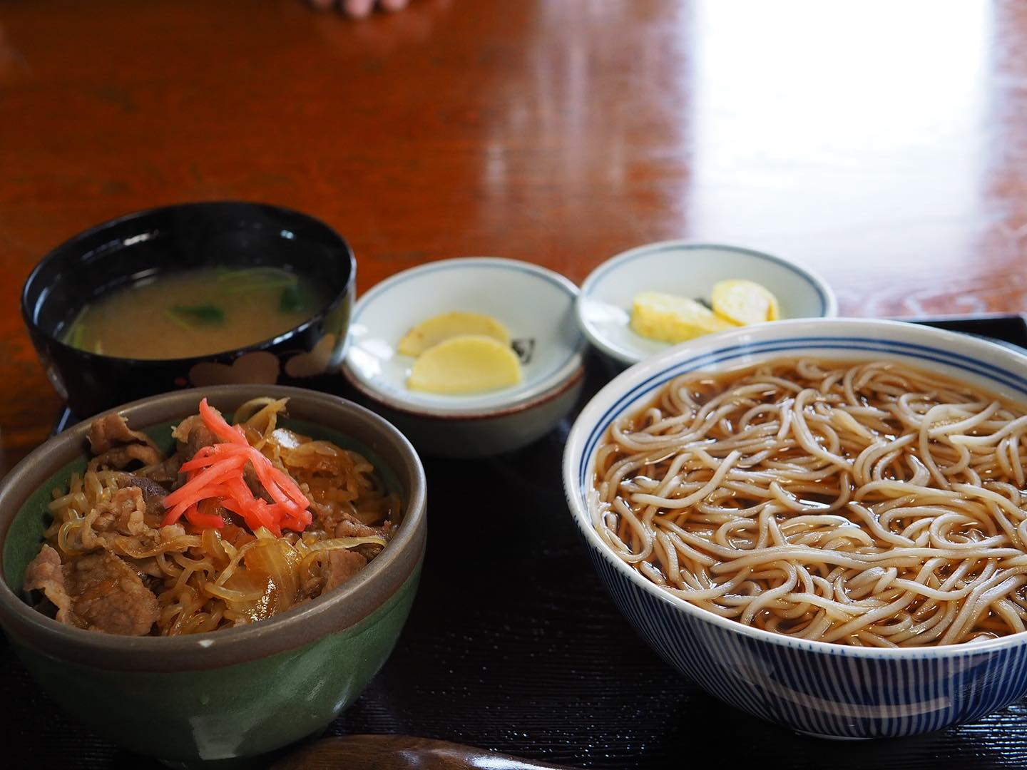 塩谷の蕎麦処 両国さんで
新メニューの牛丼セットをいただく。

そして、思いがけず、シンプルなかけそばの美味しさに気づくことになりました。
いや、考えてみれば美味しいのは、わかることだけど、欲張りな私は、何か具がのっていないと寂しい感じがして、人生においてかけそばを避けてきたのでした。
ざるそば、もりそばは問題なく頼めるのにね。

牛丼があるので安心してかけそばを頼むことができ、
その美味しさに、初めて気づくことになりました。

かけそば、美味しい❣️

次はかけそばだけ頼めるかな。
やっぱり牛丼が必要かな。
そんなことに悩む私でした。
牛丼も、もちろん美味しゅうございました。

ごちそうさまでした。

@sobaya_ryougoku 

#蕎麦処両国
#両国塩谷店 
#かけそば
#牛丼セット
#小樽は蕎麦店が多い
#小樽グルメ
#小樽ランチ
#小樽
#小樽人
#msugimoto