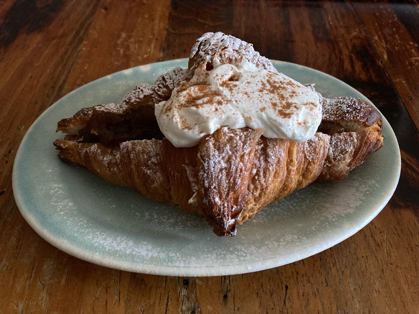 スイーツフェスタに出店していないスイーツのお店も、小樽には結構あるなぁ、なんて思いながら、車に乗りながら、ご近所のパールマリーブさんのエクレアやモンブラン、車窓から見える大正4年創業の松月堂さんの生どら、どら焼きを思い浮かべ、辿り着いたところは、緑町のウグイスバードケージさん。  写真は、新商品？　タタンクロワッサン（確かこういう名前）。 タルトタタンのリンゴ部分と生クリームがクロワッサンに挟まっています。
おそらくこれは、レア商品で来週はあるかな〜？

持ち帰って、すぐに食したところ、サクサクのクロワッサンに冷えたリンゴのフィリングと生クリームが絶妙！　
大きい口でぺろりと食べてしまいました。

クロワッサン生地がサクサクのうちに召し上がれ💓
店内でコーヒーといただくのも良いですね。

フェスタ以外のスイーツレポートでした💓

#ウグイスバードケージ
#uguisbirdcage
#小樽スイーツ
#緑町
#小樽
#クロワッサン
#タタンクロワッサン
#スイーツ
#小樽人
#msugimoto
