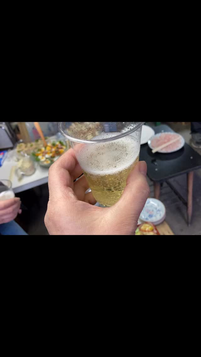 ケンジカフェの打ち上げ。  カフェが賑やかに終わり、良かったね〜と💓
ケンジに感謝、お客様に感謝、仲間に感謝、いつも応援してくださる皆さまに感謝。

持ち寄り打ち上げは想像以上にゴージャスで、おなかいっぱい。
晩御飯は入りませんでした。

ケンジはヒラメとシャコをお召し上がりに。

全員が集まれなかったのが残念。
また集まりましょう！

雨が降ったり止んだりで虹が出ました。
浜の猫たち、世界中の猫と人が幸せでありますように。

さて、来年のテーマは何になるでしょう。
またまたみんなのインスピレーションで！
アンテナ研ぎ澄ませて過ごしますw

#ケンジカフェ2025
#ありがとう
#ケンジ
#猫も人も幸せに
#小樽
#小樽人
#msugimoto