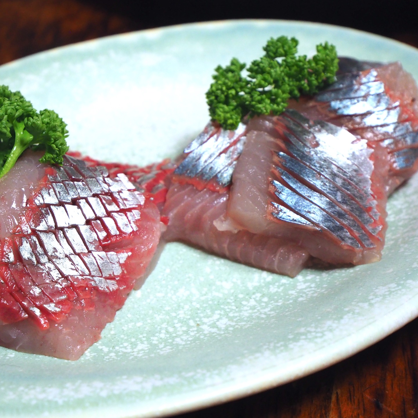 昨日はニシンをお刺身でいただきました。
ビキビキ鮮度、歯応えがたまらない。

ニシンが獲れる地元ならではの食べ方ですね。ありがたき幸せ。

お友達は、切り込みにチャレンジしようかな、とのこと。
そうか、そういう食べ方もあったな〜と。

ニシンを使った豊かな食文化。

あれこれ書いているうちに、
なんだかニシン蕎麦が食べたくなっちゃった💓

つゆに広がったニシンの風味がたまらないよね〜。

ニシンLOVE💓

あ、小樽のタウン誌「月刊おたる」3月号（通巻741号✨）の私、杉本真沙彌のコラム小樽色々のタイトルは「群来を待つ心」です。お読みいただけると幸いです。

#ニシン
#ニシンの刺身
#herring
#漁師さんありがとうございます 
#大漁祈願
#自然の恵みに感謝
#小樽暮らし
#小樽
#後志
#小樽人
#msugimoto