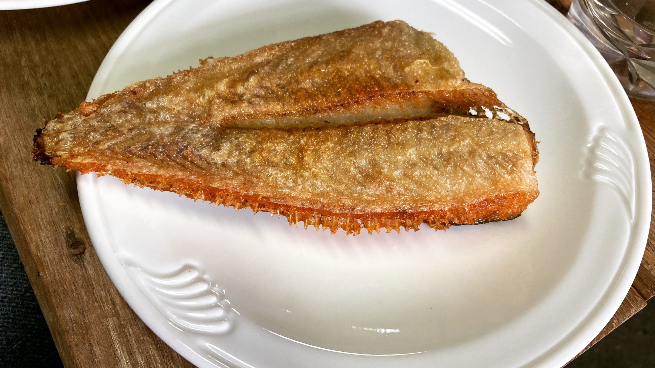 カレイが大漁らしいです。

春のお魚、カレイ。

友達漁師さんが作ってくれた、真ガレイの素揚げです。
なんて斬新で、シンプルな形❣️

海水に一晩つけて、干して、それをそのまま油でじっくり揚げる。
卵が入っていると爆発wするので（油がはねる）ので、出した方が良いみたい。

塩焼き用のカレイならいいと思います。

真ん中に切れ込みが入っているので、火が通りやすいし食べやすい。
何より美味し〜いの✨

ヒレも揚げてスナックのようにポリポリと。

ビールのお供にぴったり。もちろんご飯にも。
小さいカレイなら２〜3枚は食べられそう！

たくさん獲れている海の恵みをありがたくいただきます💓

#カレイ
#マガレイ
#カレイ大漁
#カレイの素揚げ
#春はカレイ
#海の恵み
#小樽
#後志
#小樽人
#お魚好きと繋がりたい 
#msugimoto