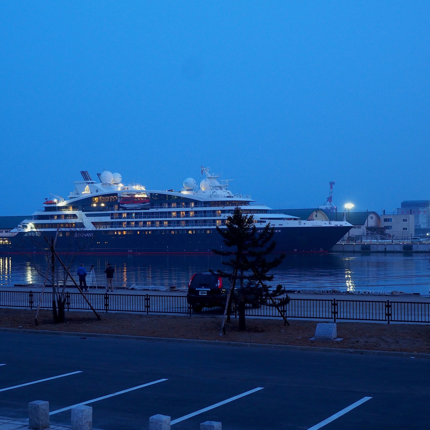 ル・ジャック・カルティエが小樽港に停泊しています。

色内埠頭公園方面から。
朝は逆光でしたが、夕暮れ時はいい感じです。

船のある風景が好きです。

船名　ル・ジャック・カルティエ
船籍　フランス　
総トン数　9,988t　
乗客定員（1室2人使用時）　184人	
入港　3月29日（日）　7：00
出港　3月31日（火）　18：00予定
第3号ふ頭 
新潟〜小樽〜新潟

情報は、小樽市HP 2026年小樽港クルーズ船寄港予定 より掲載

#Le_Jaques_Cartier
#ルジャックカルティエ　
#小樽港
#小樽観光
#小樽港第3号埠頭
#小樽
#船のある風景が好き
#航海の安全をお祈りします
#海辺の街で暮らす
#otaru
#小樽人
#otarujin
#msugimoto