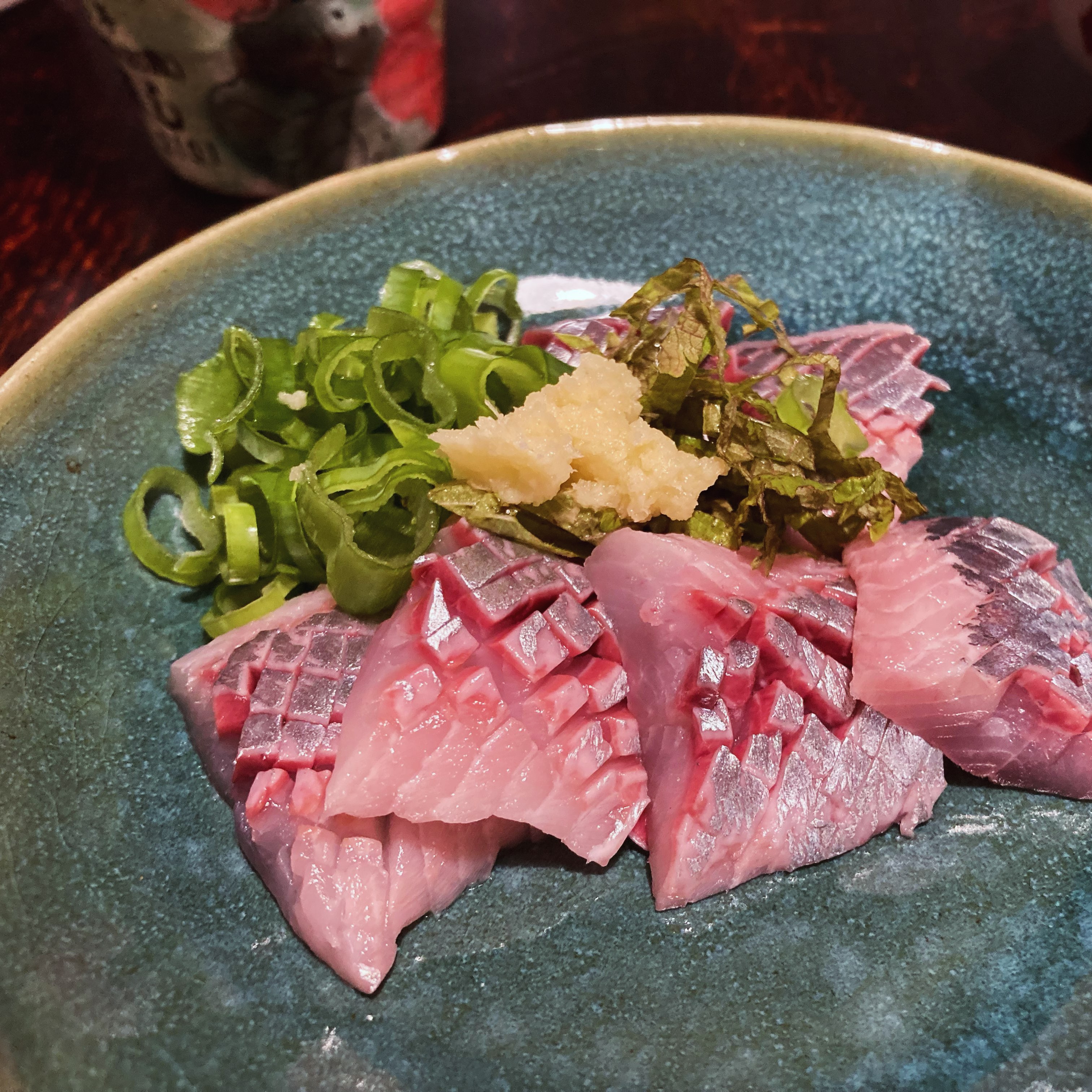 夏もにしんのお刺身😍

お魚への嗅覚が鋭い私。
南樽市場　阿蘇さんのInstagramを見て、これは！と思い買いに行きました！

夏にしんのお刺身、コリッとした歯応えとさらりといい脂の感じが、美味しいです❤️

にしんのお刺身を作りながら、今年の「和を遊ぶ」を思い出しました。企画作品「群来」に出演させていただいたのだな〜と。にしんを獲る漁師の役だったな〜と。
潮まつりを終えて、6月に行われた「和を遊ぶ」が遠いことのように思えます。

#にしん
#和を遊ぶ企画作品群来
#夏にしん
#お魚好きな人と繋がりたい 
#小樽人

にしん