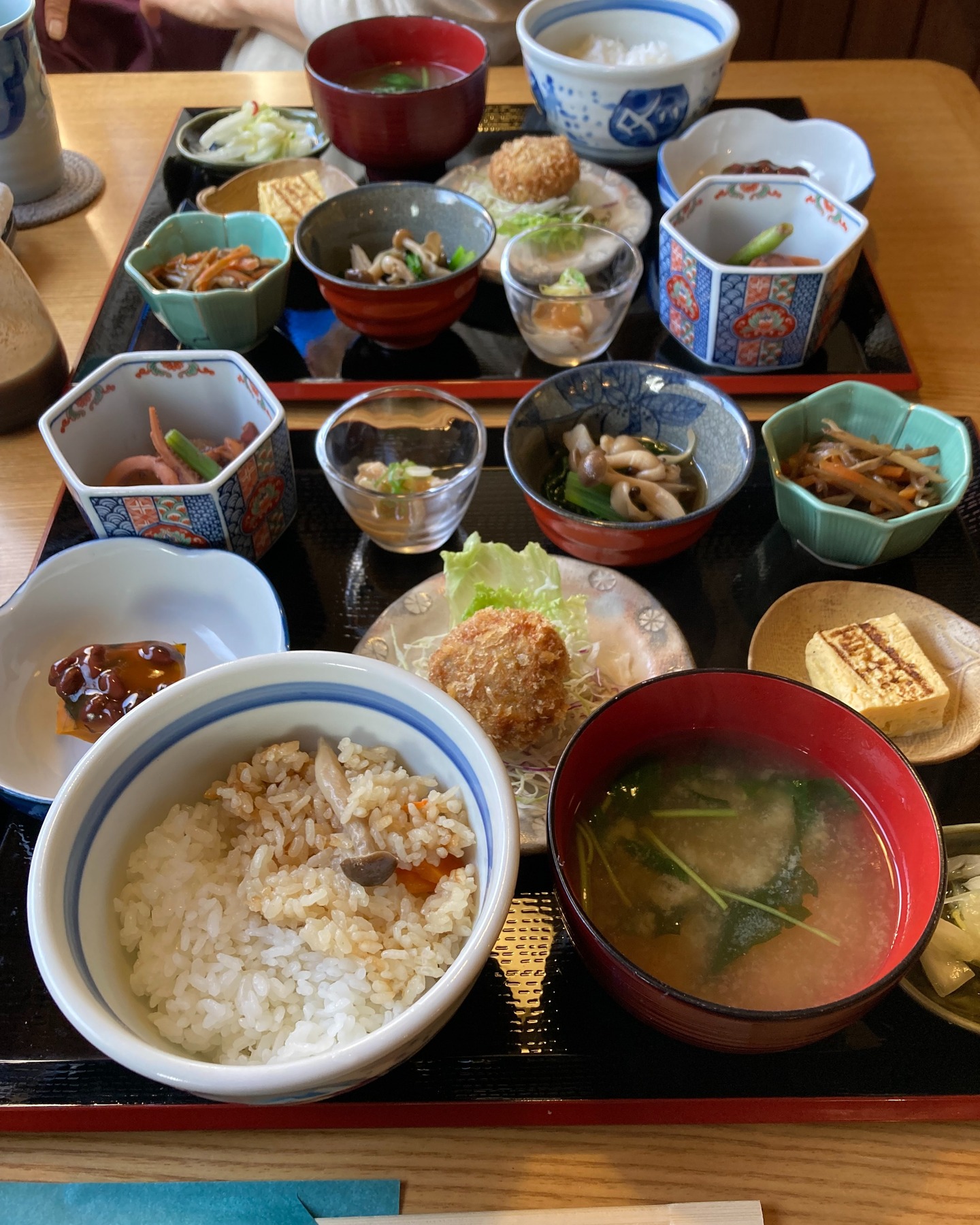 百年坊さんの日替わり定食。

どれも丁寧に作られ、じわじわと美味しさが伝わってきます。

慌ただしい師走、ちょっと疲れた時はお料理で癒されるのも良いですね。

道外から帰省した友人は良いお味💓と喜んでいました。

日替わり定食。素敵な響きです。

#百年坊 さん
#小樽百年坊 
#昼飲み
#日替わり定食
#小樽ランチ
#小樽暮らし
#小樽
#小樽人
#msugimoto