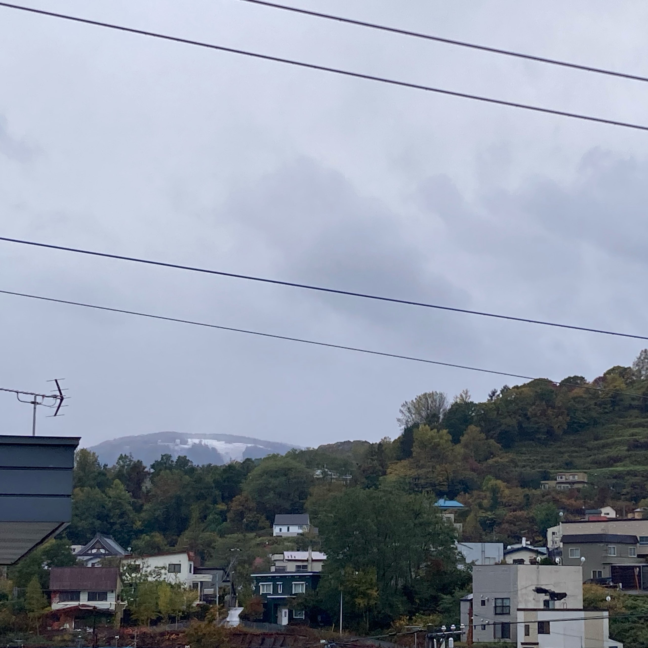 手宮富士の向こうに見える天狗山が白くなってる❄️

下界もあられが降りました❄️

来ちゃいましたね😆

#天狗山
#天狗山に雪
#手宮富士
#小樽　あられが降りました
#小樽人